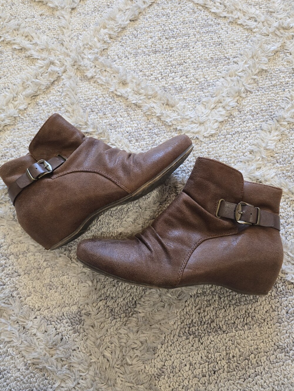Baretraps Womens Brown Ankle Boot Hidden Wedge Sz 9M Soft Lined Side Zip